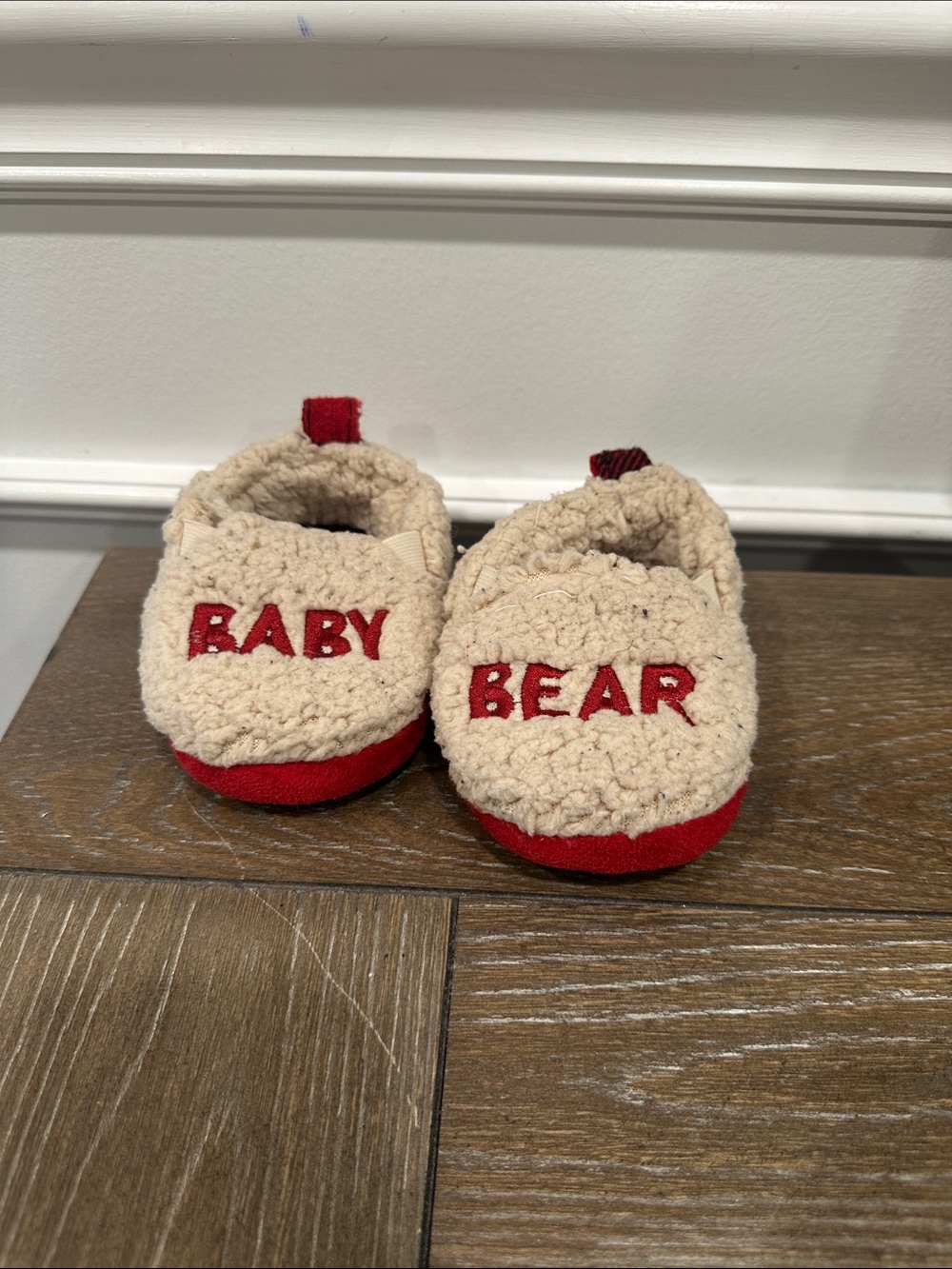 dearfoams Baby Bear Sherpa Slippers in Beige and Red